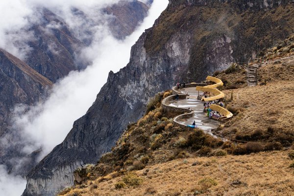 How can you navigate public transportation in Edinburgh to maximize your sightseeing time?